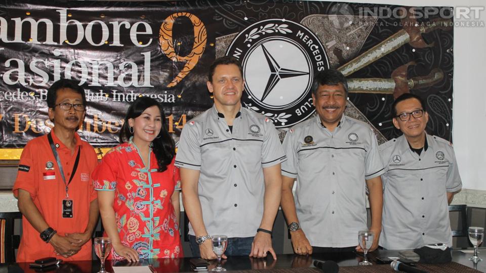 Presiden dan CEO PT Mercedes-Benz Indonesia, Dr. Claus Weidner (tengah), bersama pejabat MBCI lainnya usai melakukan jumpa pers kepada awak media, Sabtu (6/12/14) siang, di Restauran Klopo Resto.